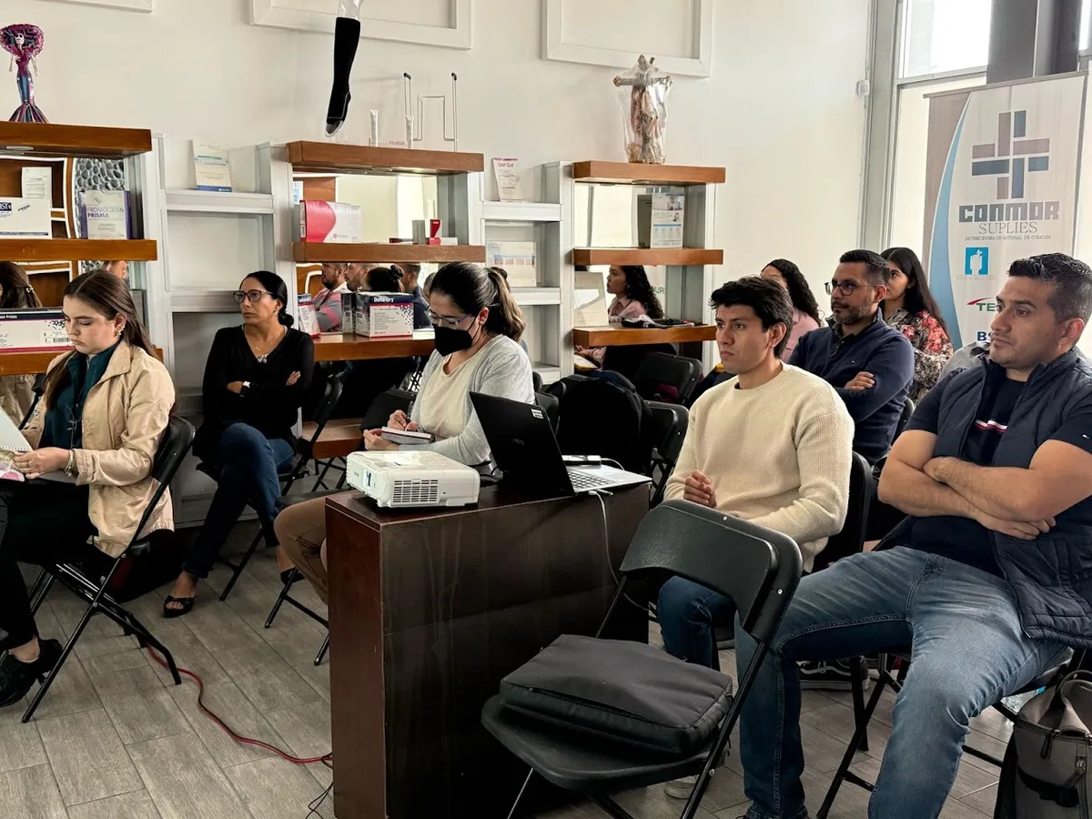 Alumnos multidisciplinarios en clase teórica del Diplomado IMF en Heridas y Pie Diabético en la clínica de León, Guanajuato
