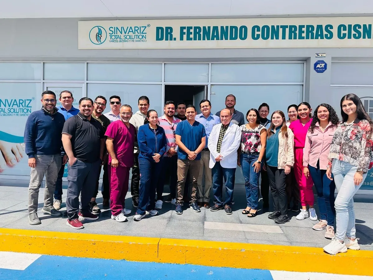 Alumnos del Diplomado IMF en clínica SinVariz Total Solution durante práctica presencial en heridas y pie diabético — León, Gto.