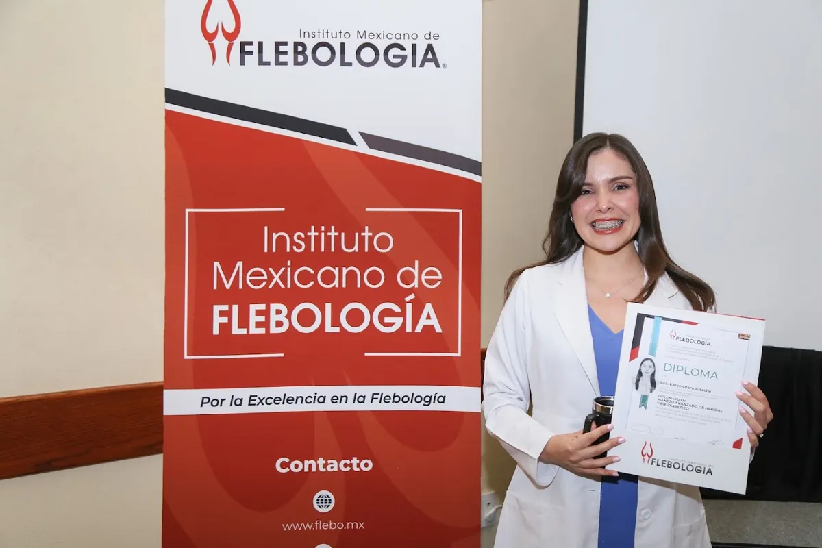 Médica egresada recibiendo diploma oficial del Diplomado IMF en Heridas y Pie Diabético — Instituto Mexicano de Flebología