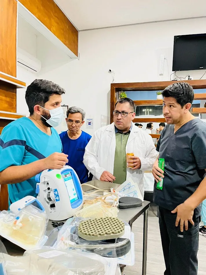 Sesión práctica con equipo de terapia de presión negativa (VAC) y materiales avanzados en el Diplomado IMF en Manejo Avanzado de Heridas y Pie Diabético