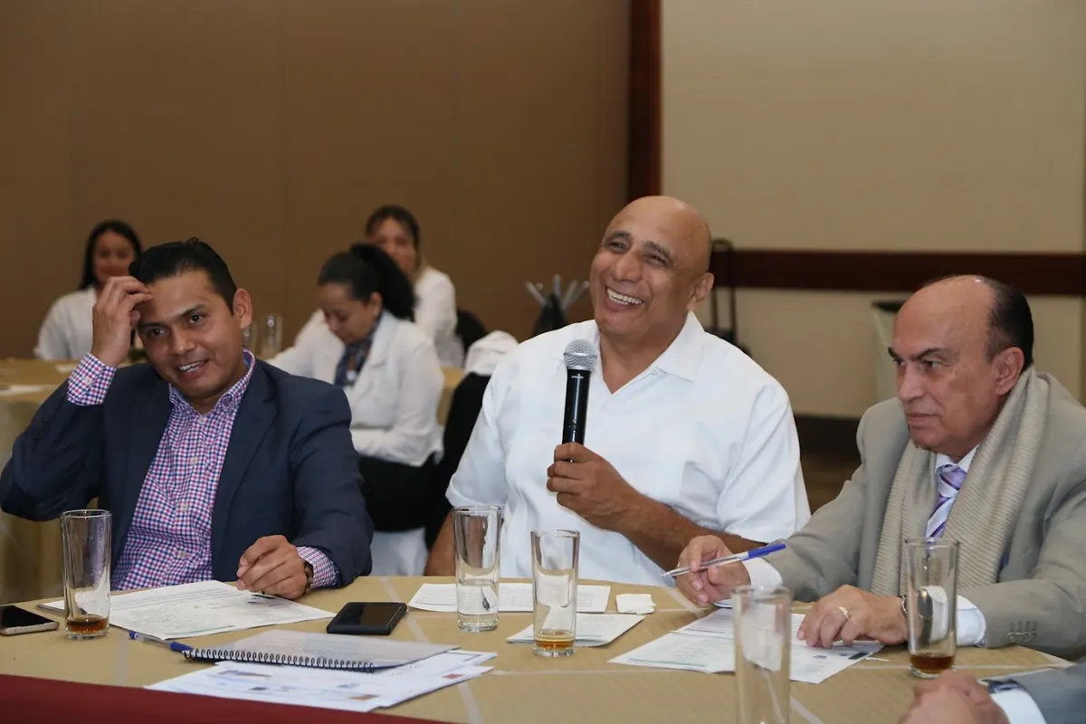 Sesión de discusión clínica multidisciplinaria en el Diplomado IMF en heridas y pie diabético