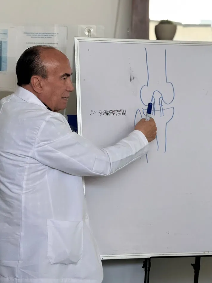 Dr. Fernando Contreras explicando anatomía vascular en pizarrón — Diplomado avanzado IMF en heridas y pie diabético, León Gto